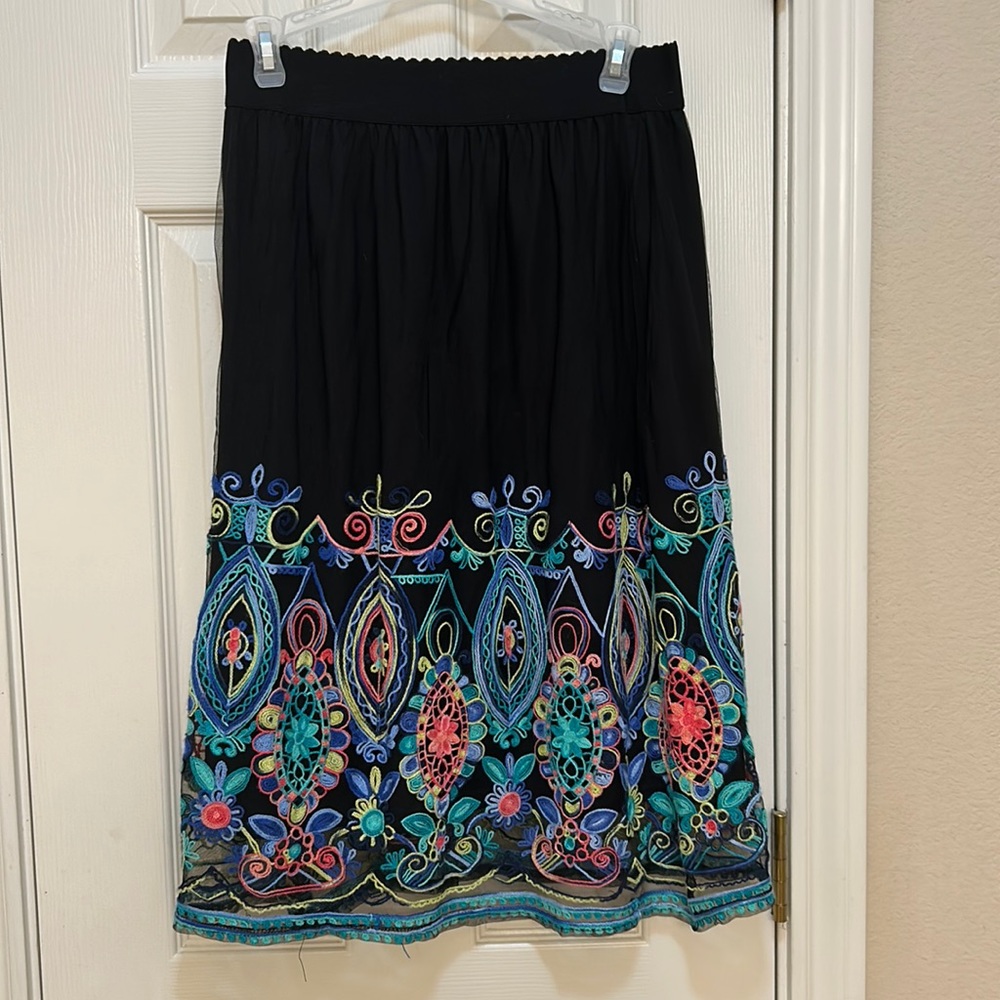 Magic Size M embroidered skirt
